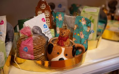 Leerlingen maken 137 verrassings- pakketten voor ouderen